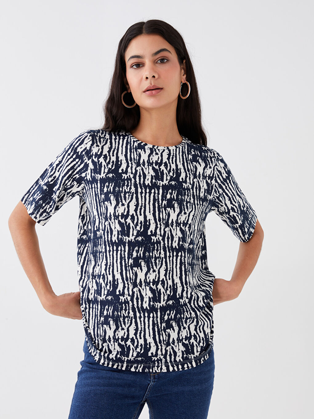 Lacivert Bisiklet Yaka Desenli Kısa Kollu Kadın Tişört-1
