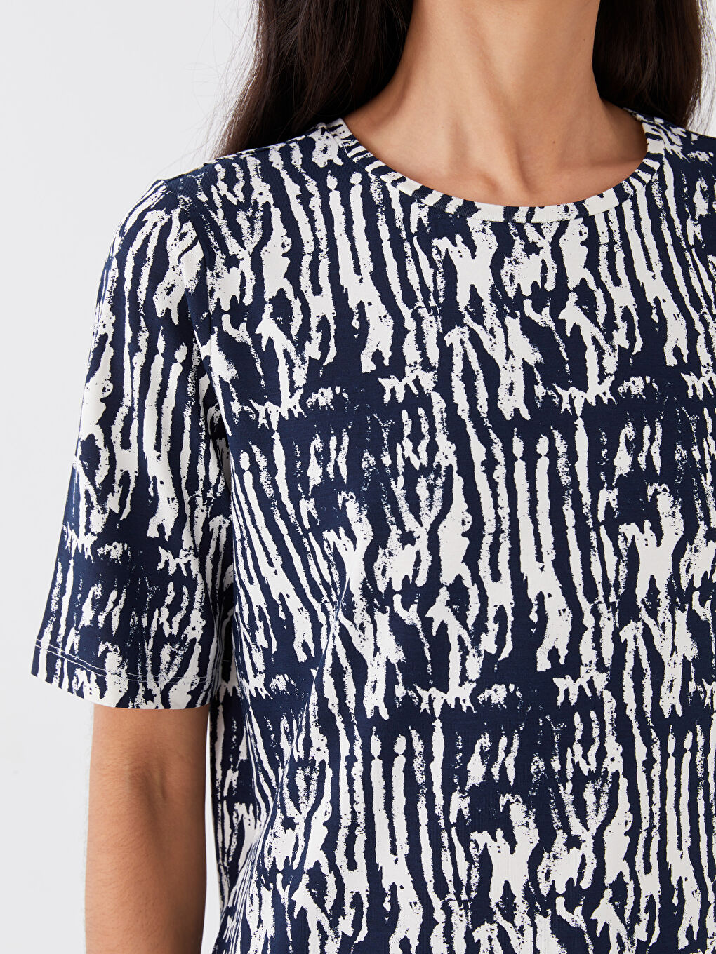 Lacivert Bisiklet Yaka Desenli Kısa Kollu Kadın Tişört-3