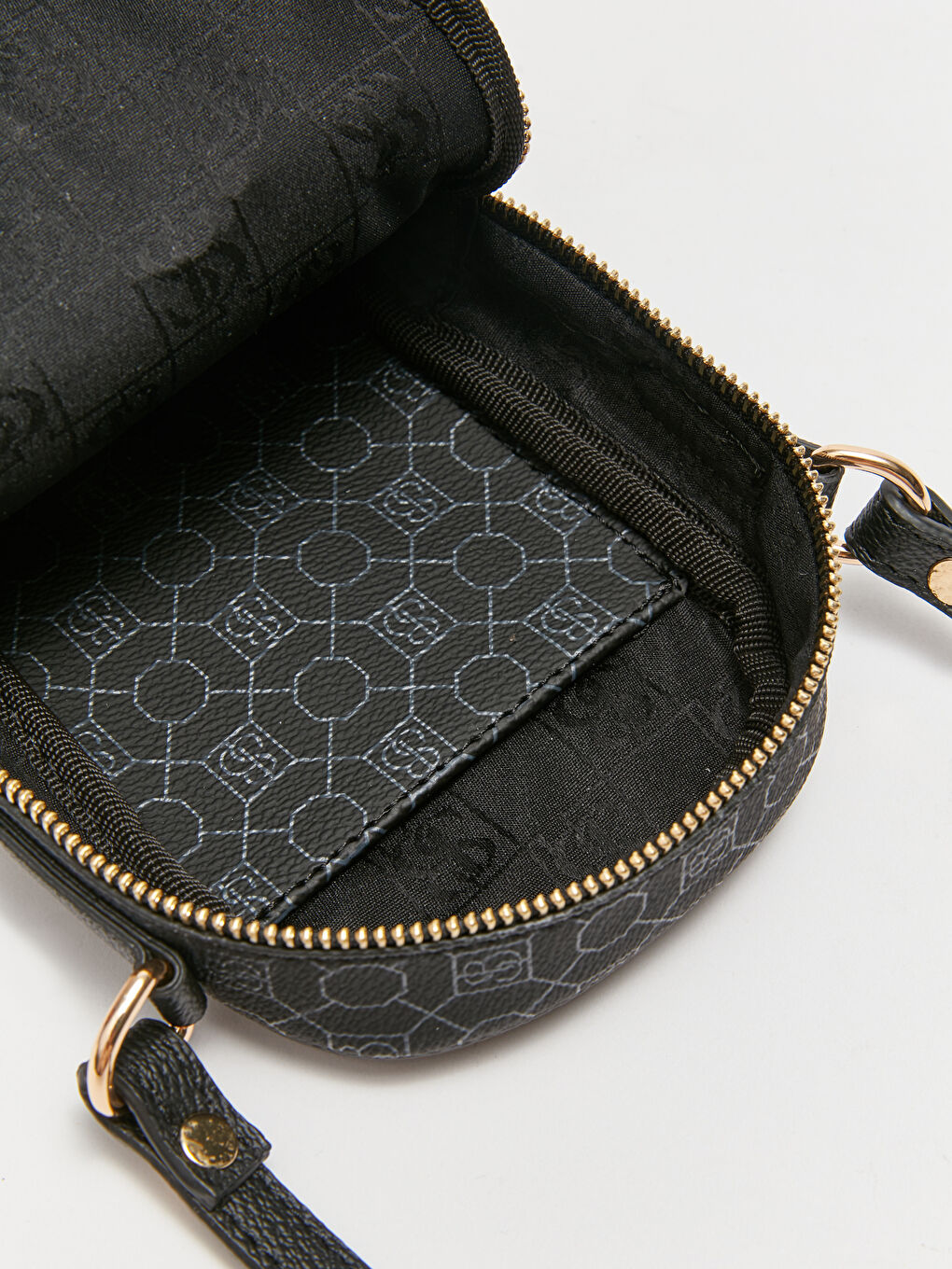 Siyah Deri Görünümlü Desenli Kadın Çapraz Çanta-5