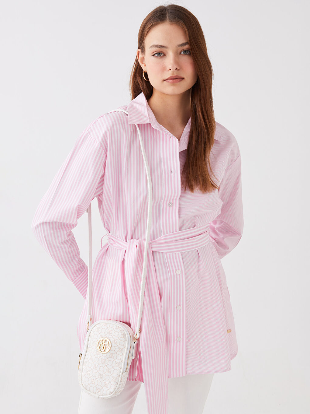 Beyaz Deri Görünümlü Desenli Kadın Çapraz Çanta-1