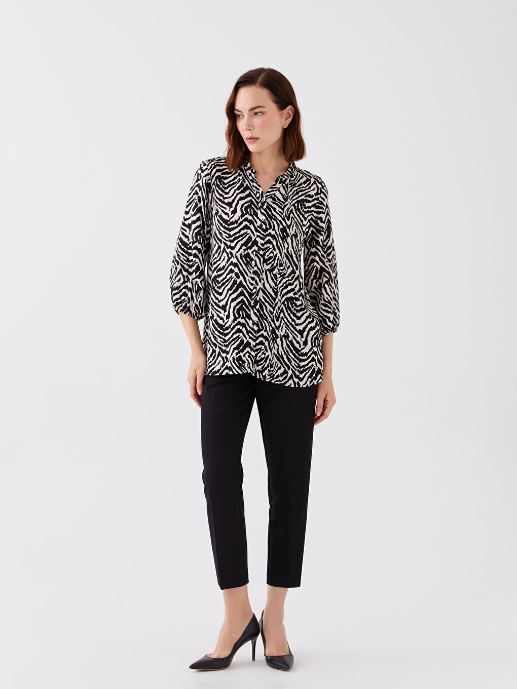 Bej Kaçık Yaka Desenli Kadın Bluz-1