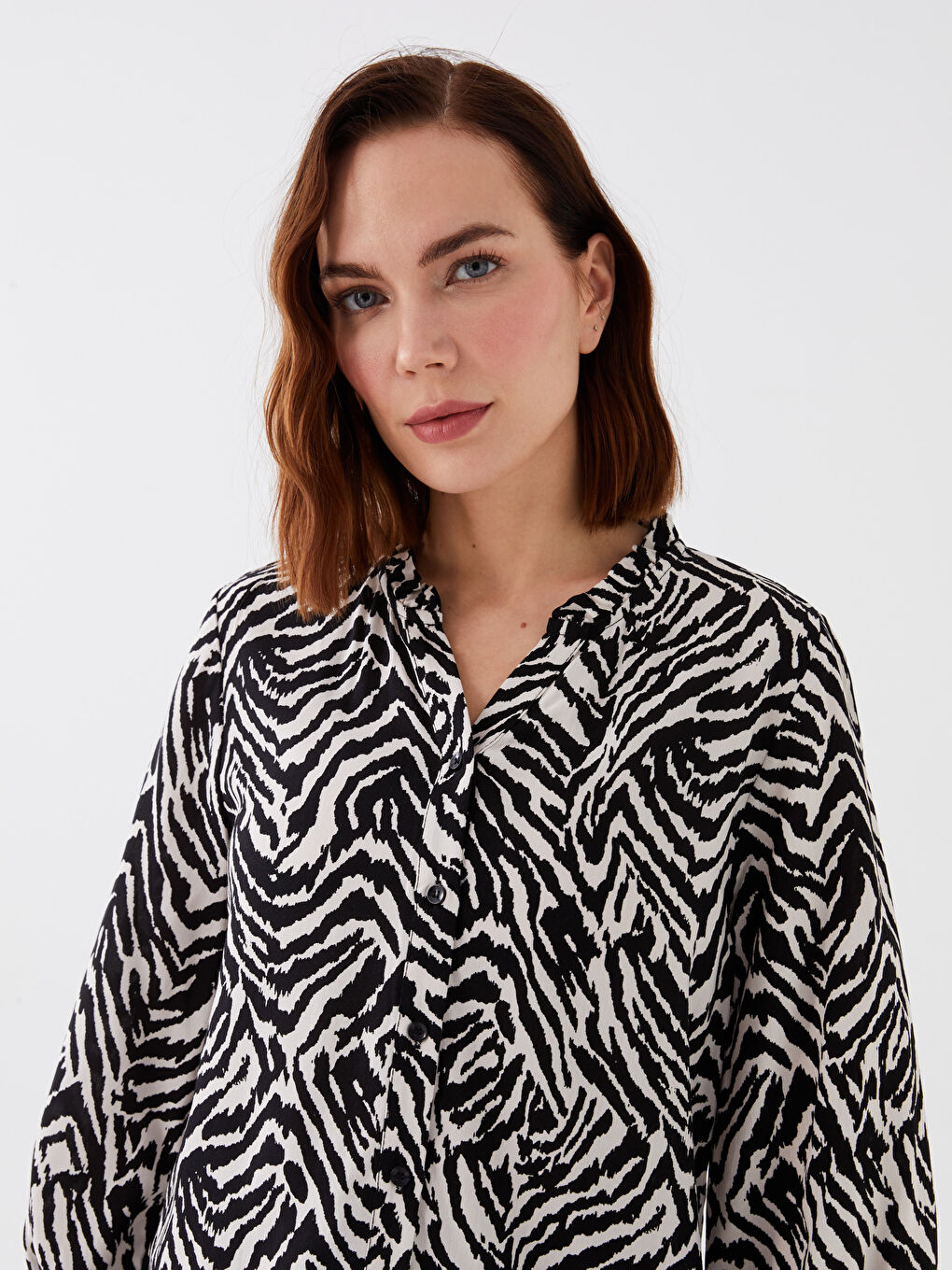 Bej Kaçık Yaka Desenli Kadın Bluz-2