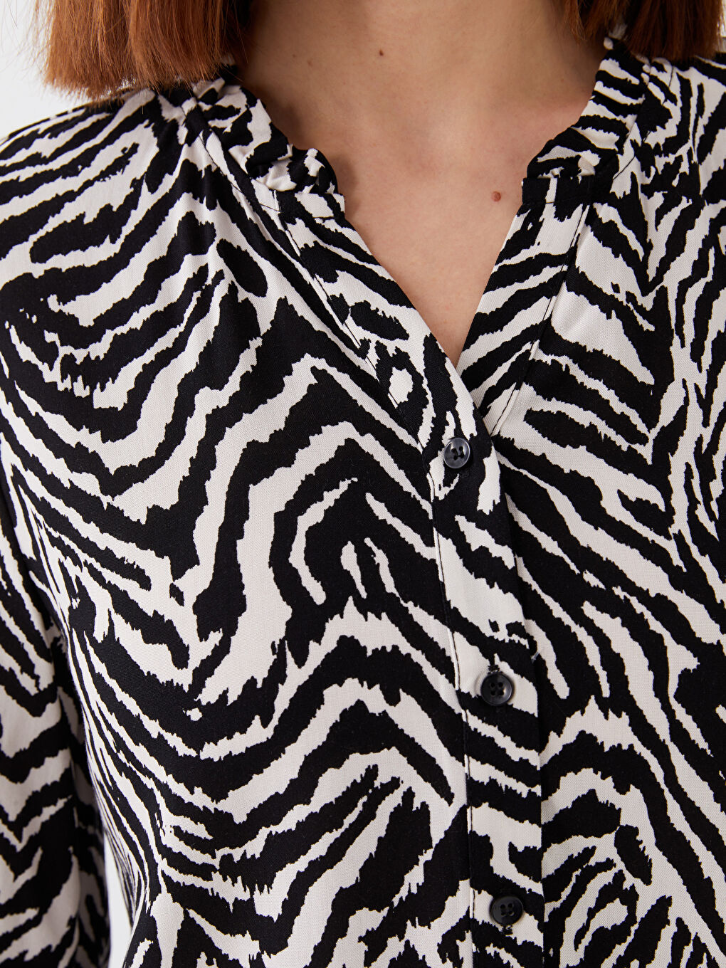 Bej Kaçık Yaka Desenli Kadın Bluz-3