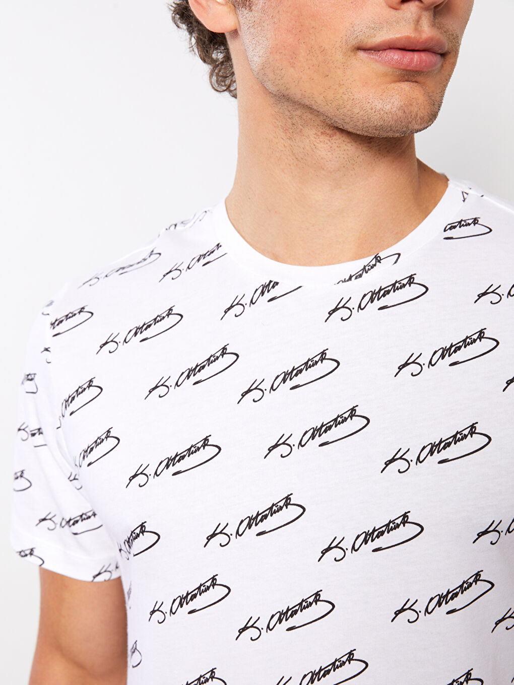 Beyaz Bisiklet Yaka Kısa Kollu Atatürk İmzası Baskılı Erkek Tişört-3