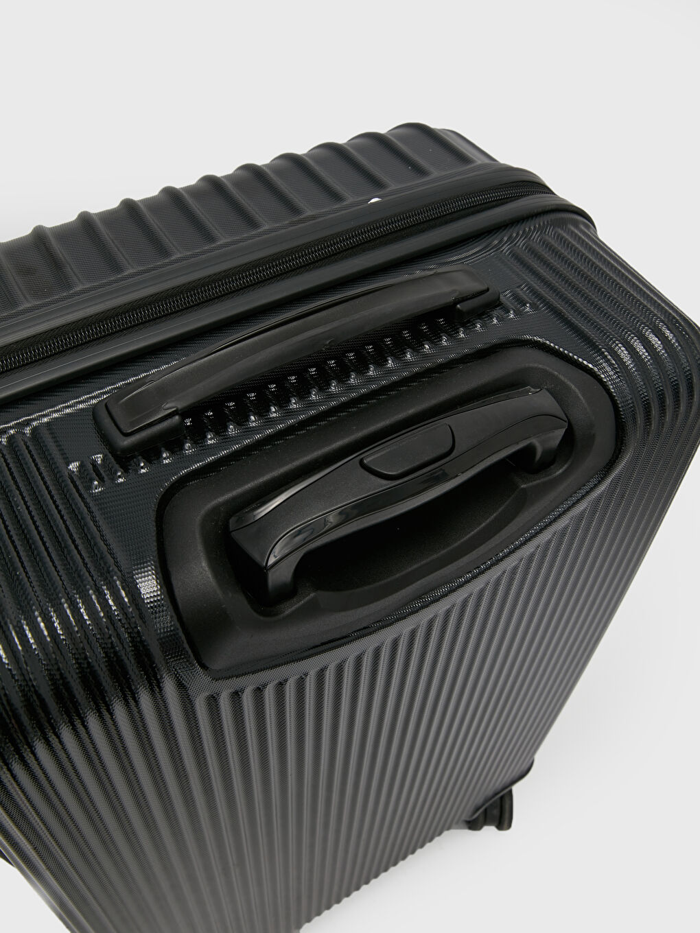 Siyah Kilit Detaylı Büyük Boy Valiz-4