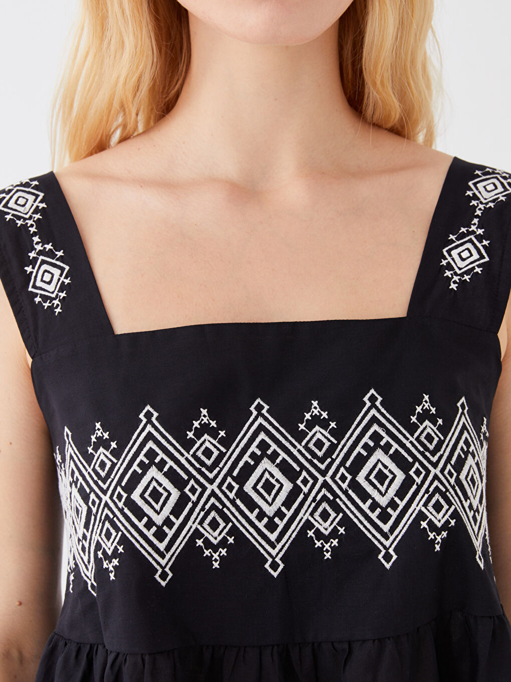 LCWAIKIKI Classic Square Neck Embroidered Women's Tank Top -S3IP02Z8-CVL