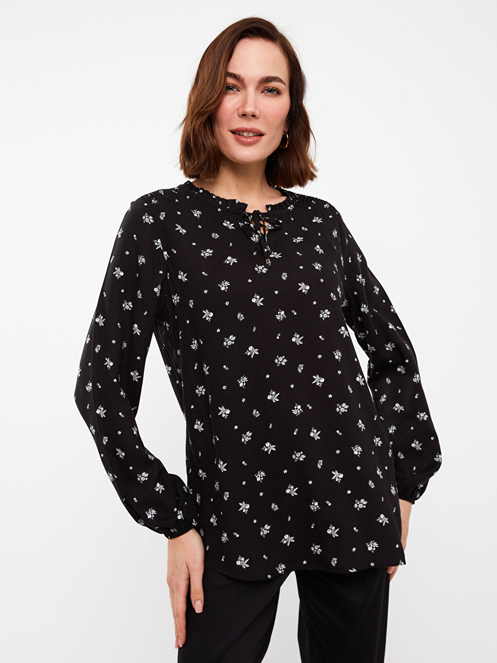 بلوزة نسائية بوبلين كم طويل مطبوع بياقة مربوطة-1