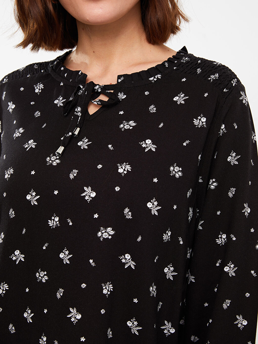 بلوزة نسائية بوبلين كم طويل مطبوع بياقة مربوطة-3