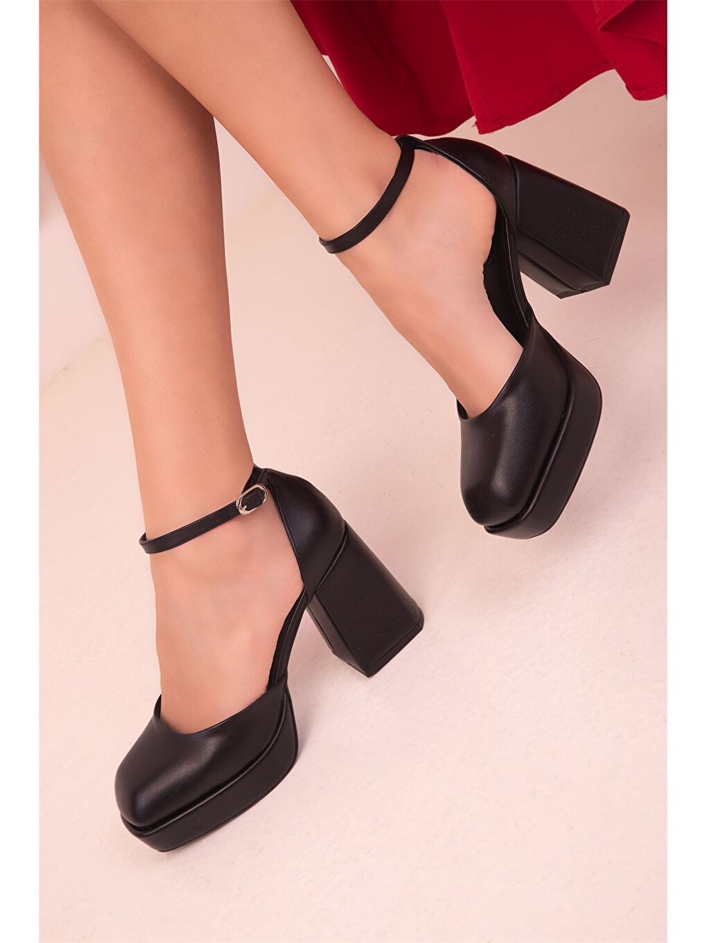 Siyah Deri Görünümlü Kadın Topuklu Ayakkabı-1