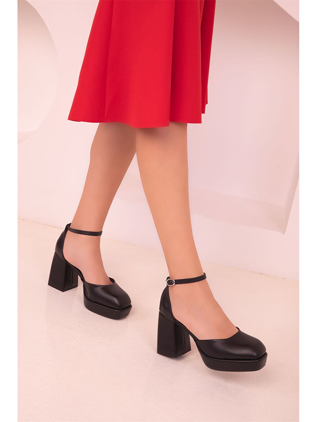 Siyah Deri Görünümlü Kadın Topuklu Ayakkabı-3