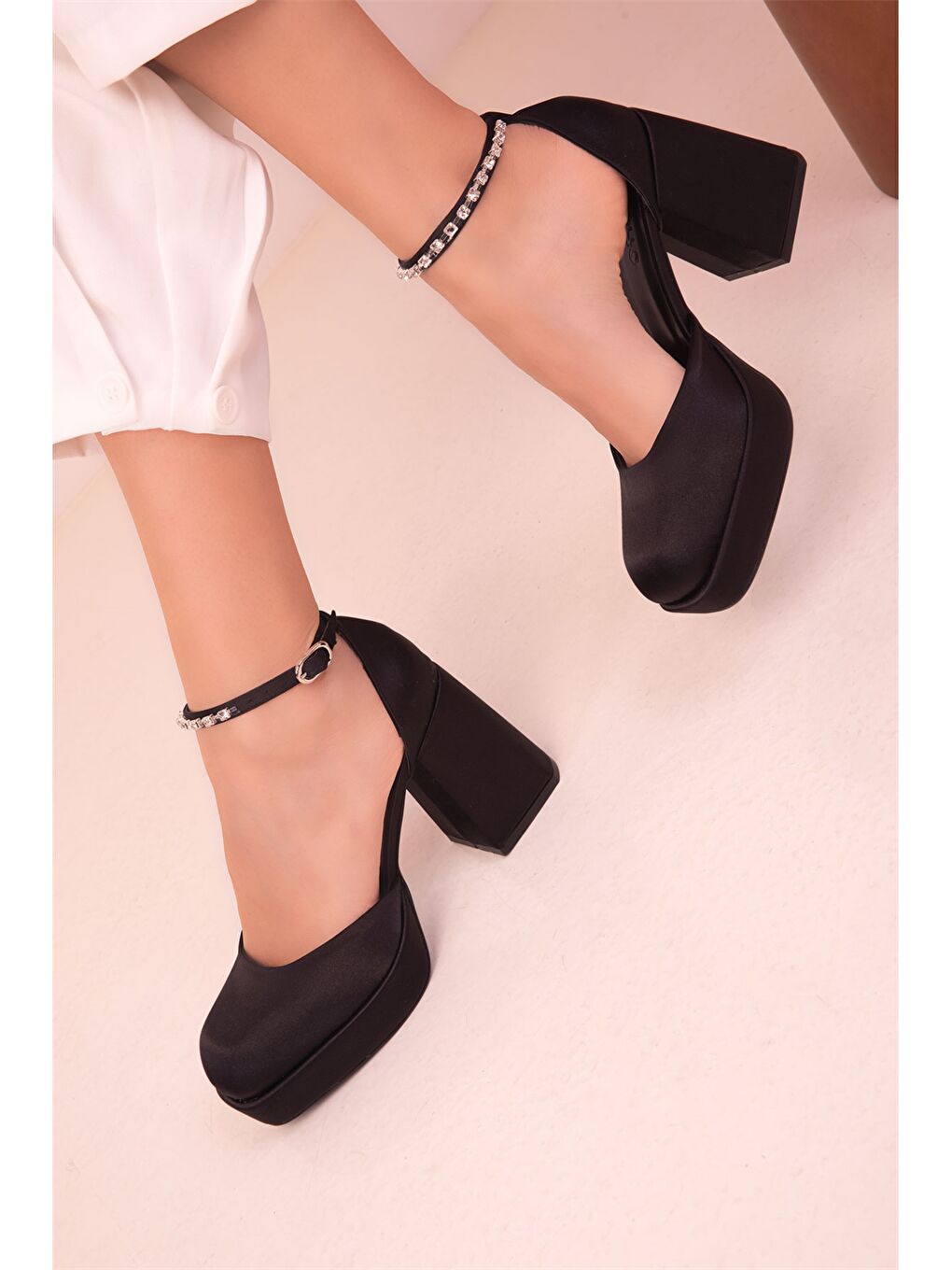 Siyah Deri Görünümlü Kadın Topuklu Ayakkabı-1