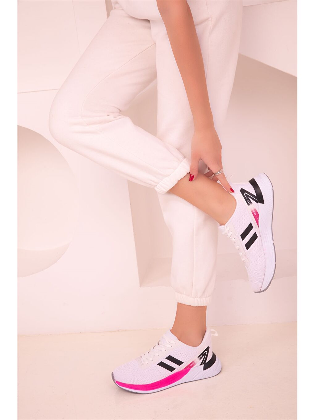 Beyaz Bağcıklı Kadın Spor Ayakkabı
