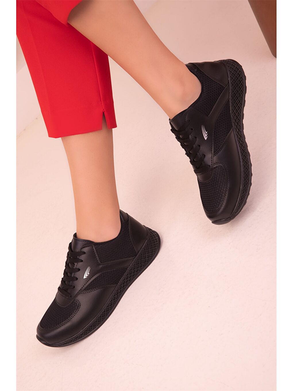 Siyah Bağcıklı Kadın Spor Ayakkabı