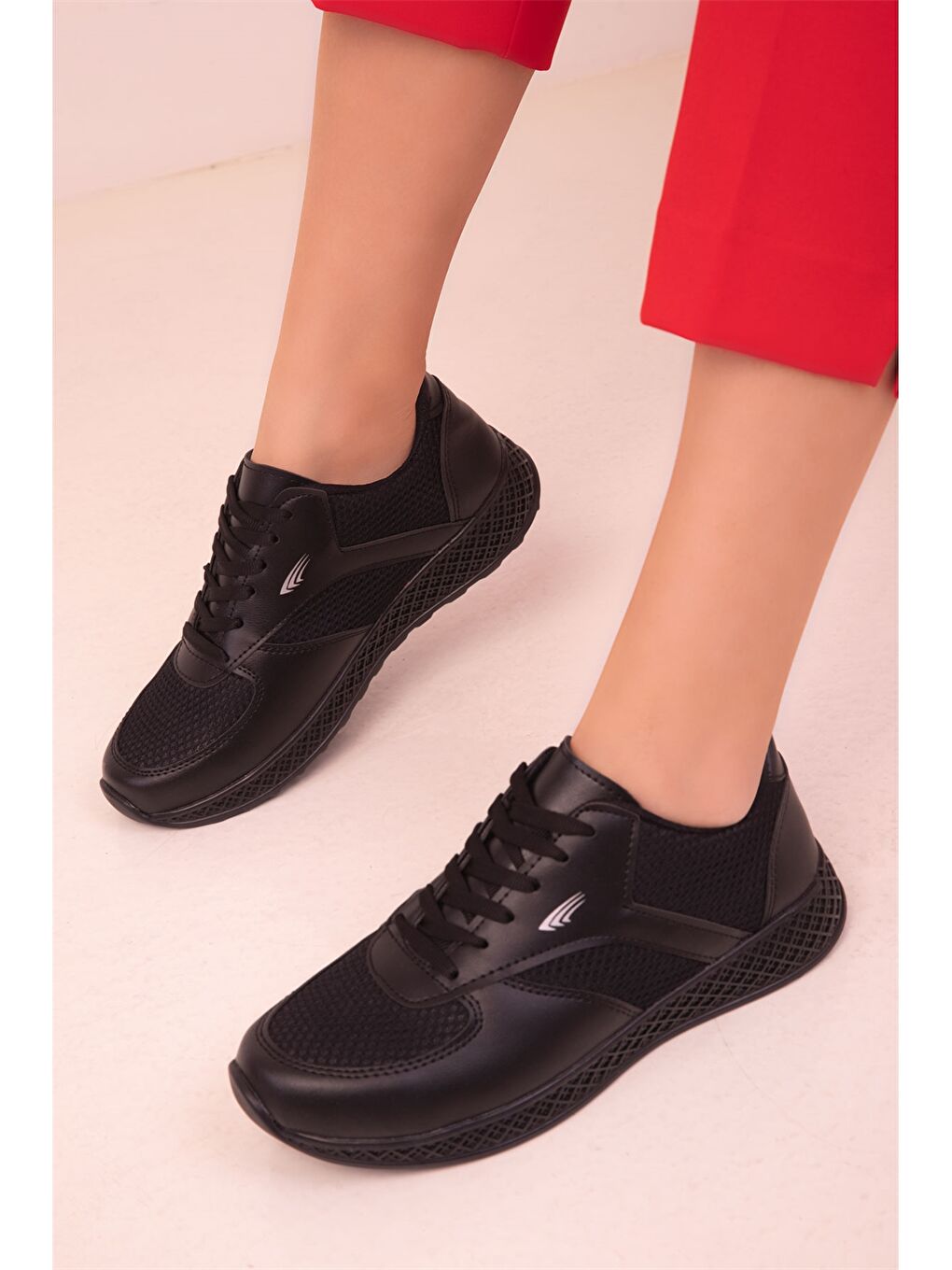 Siyah Bağcıklı Kadın Spor Ayakkabı-1