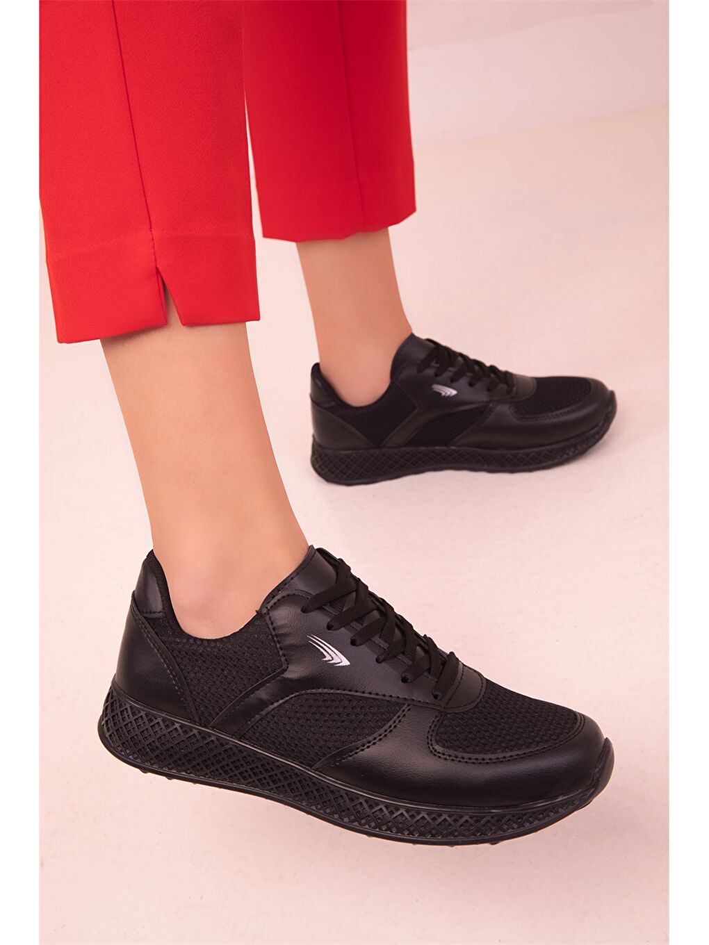 Siyah Bağcıklı Kadın Spor Ayakkabı-2