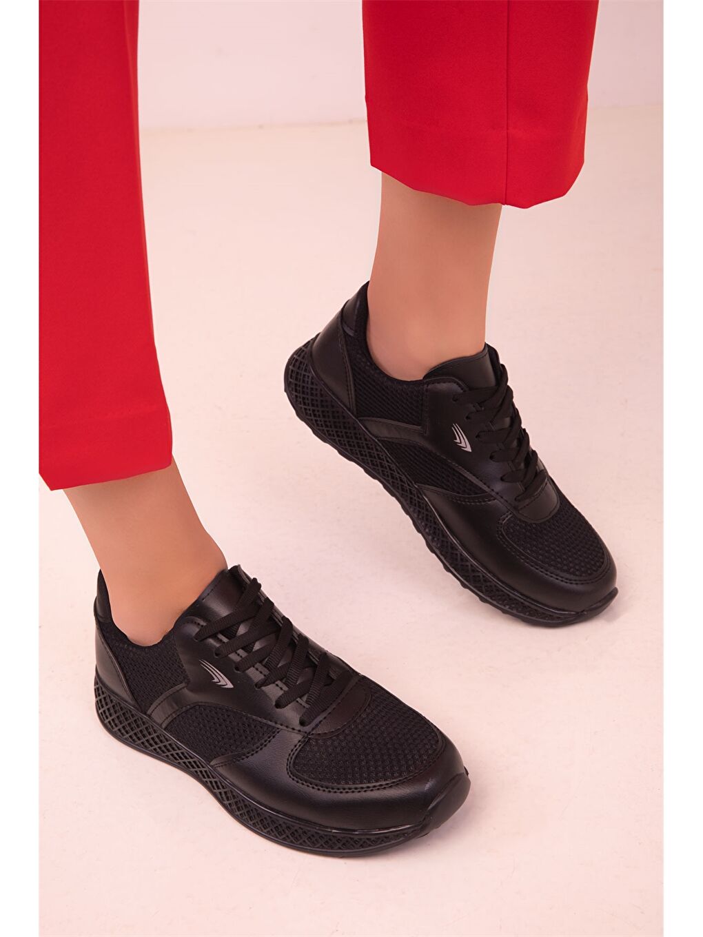 Siyah Bağcıklı Kadın Spor Ayakkabı-3