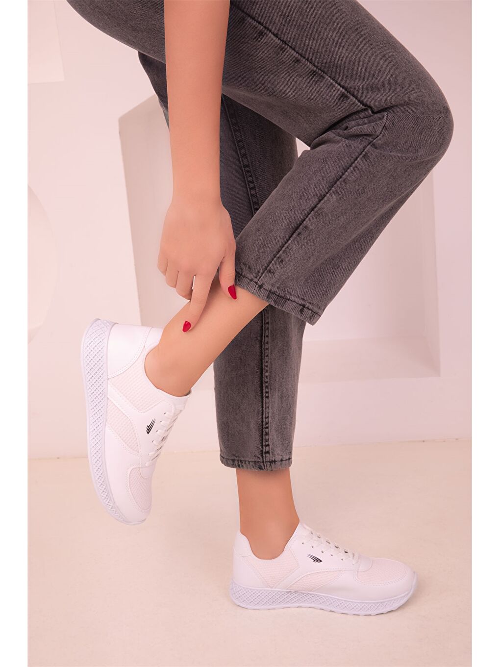 Beyaz Bağcıklı Kadın Spor Ayakkabı
