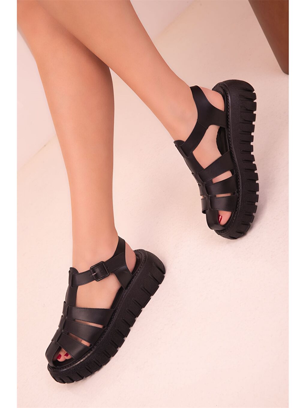 Siyah Deri Görünümlü Kalın Taban Kadın Sandalet-1