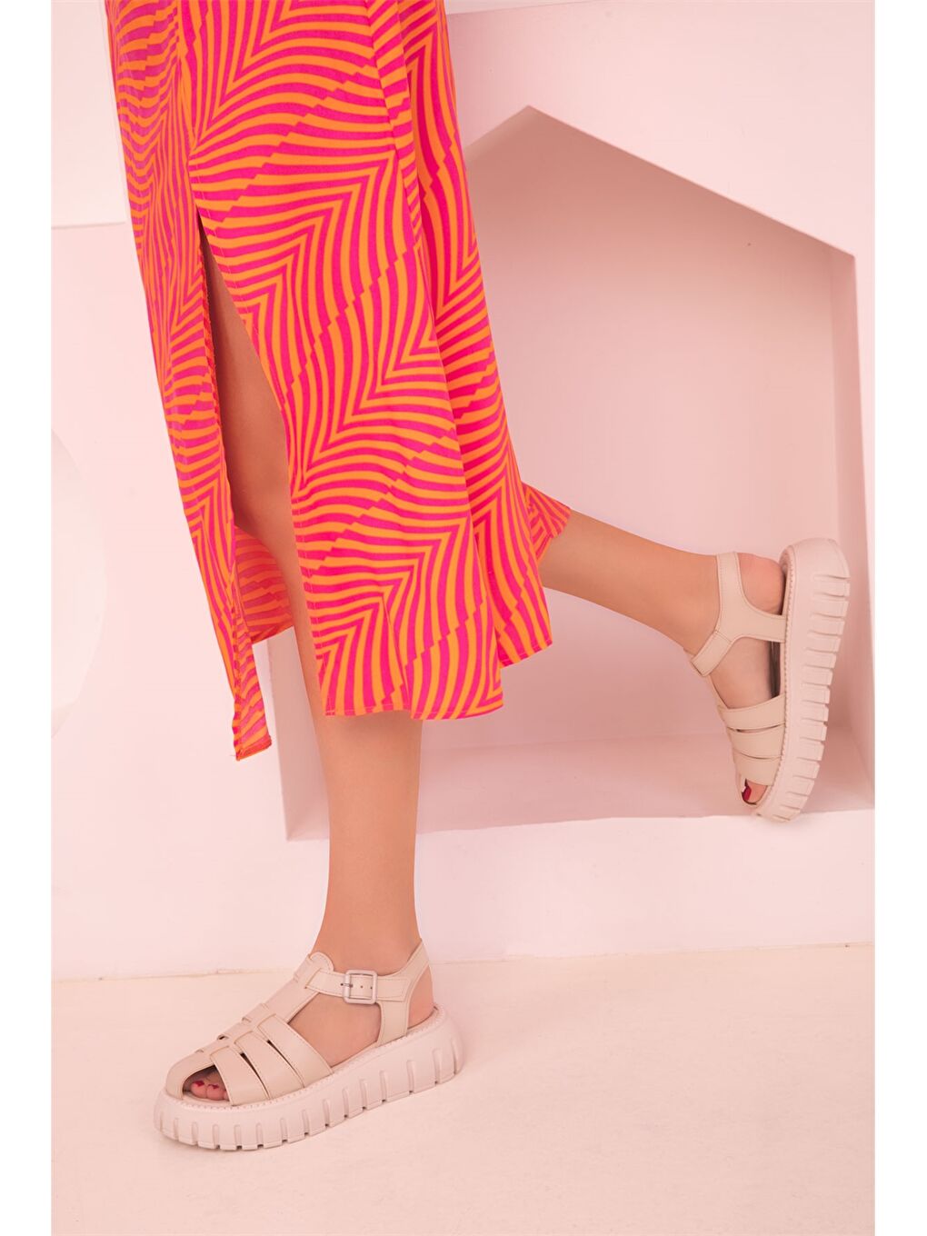 Bej Deri Görünümlü Kalın Taban Kadın Sandalet