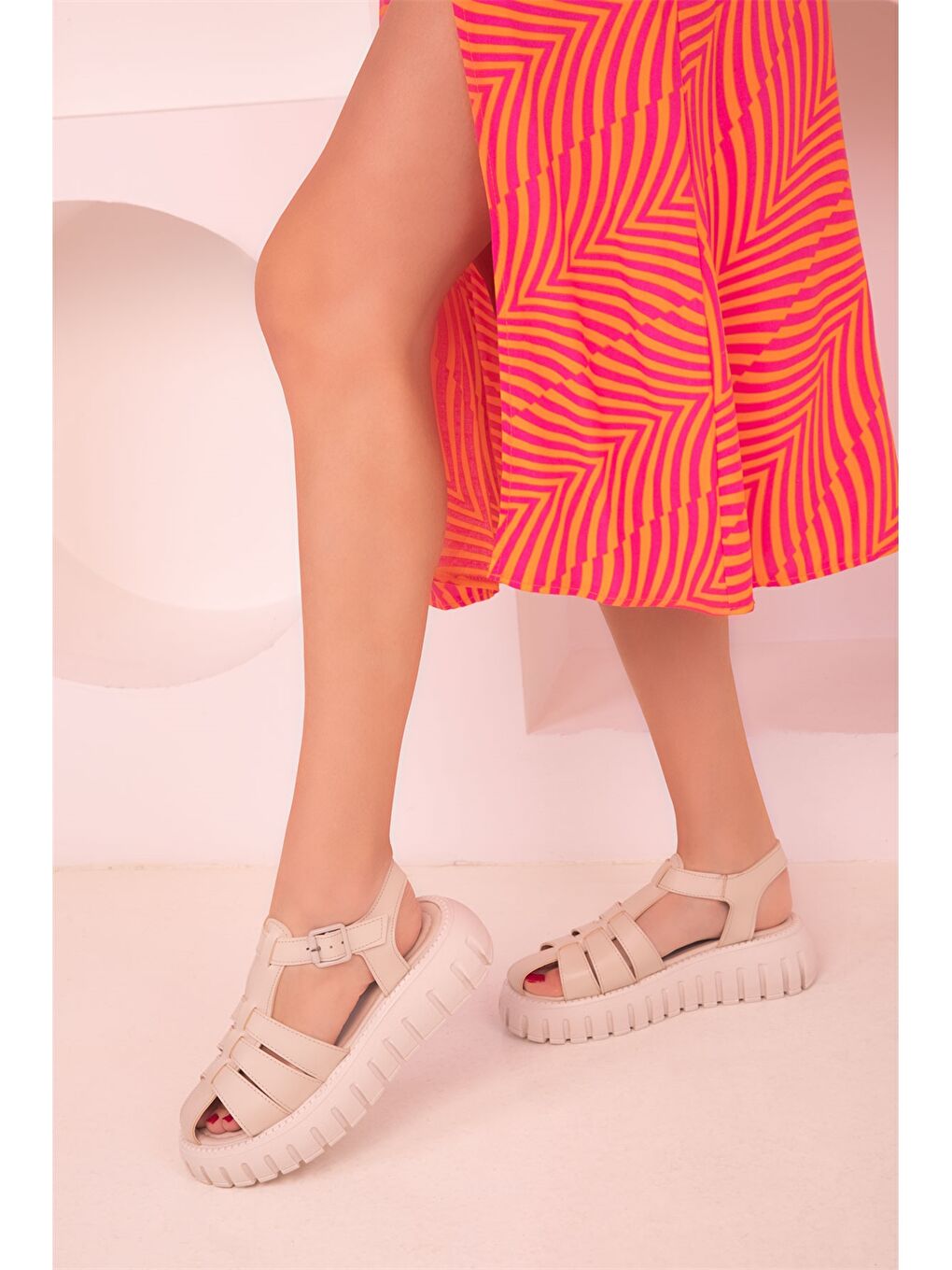 Bej Deri Görünümlü Kalın Taban Kadın Sandalet-2