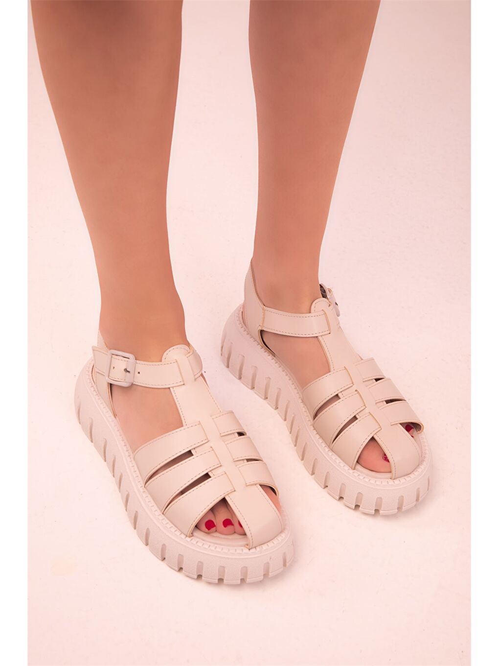 Bej Deri Görünümlü Kalın Taban Kadın Sandalet-3