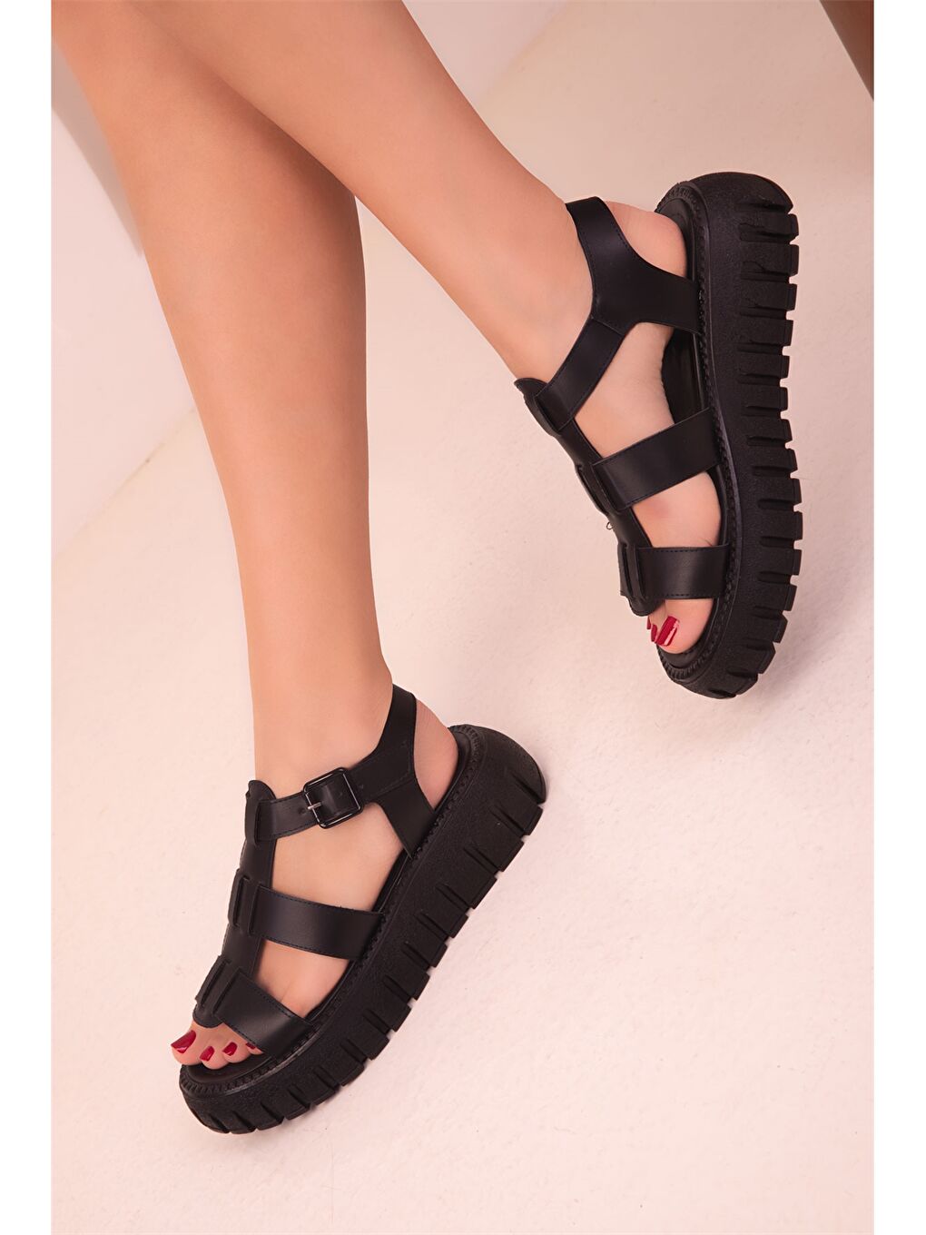 Siyah Deri Görünümlü Kadın Sandalet-2