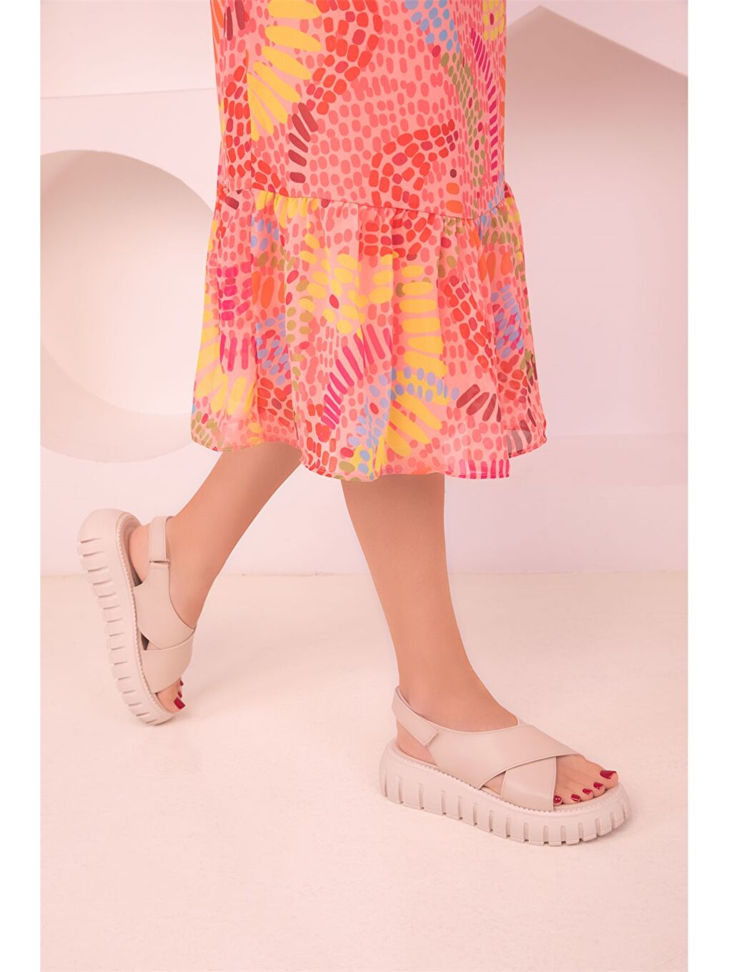 Bej Deri Görünümlü Kalın Taban Kadın Sandalet