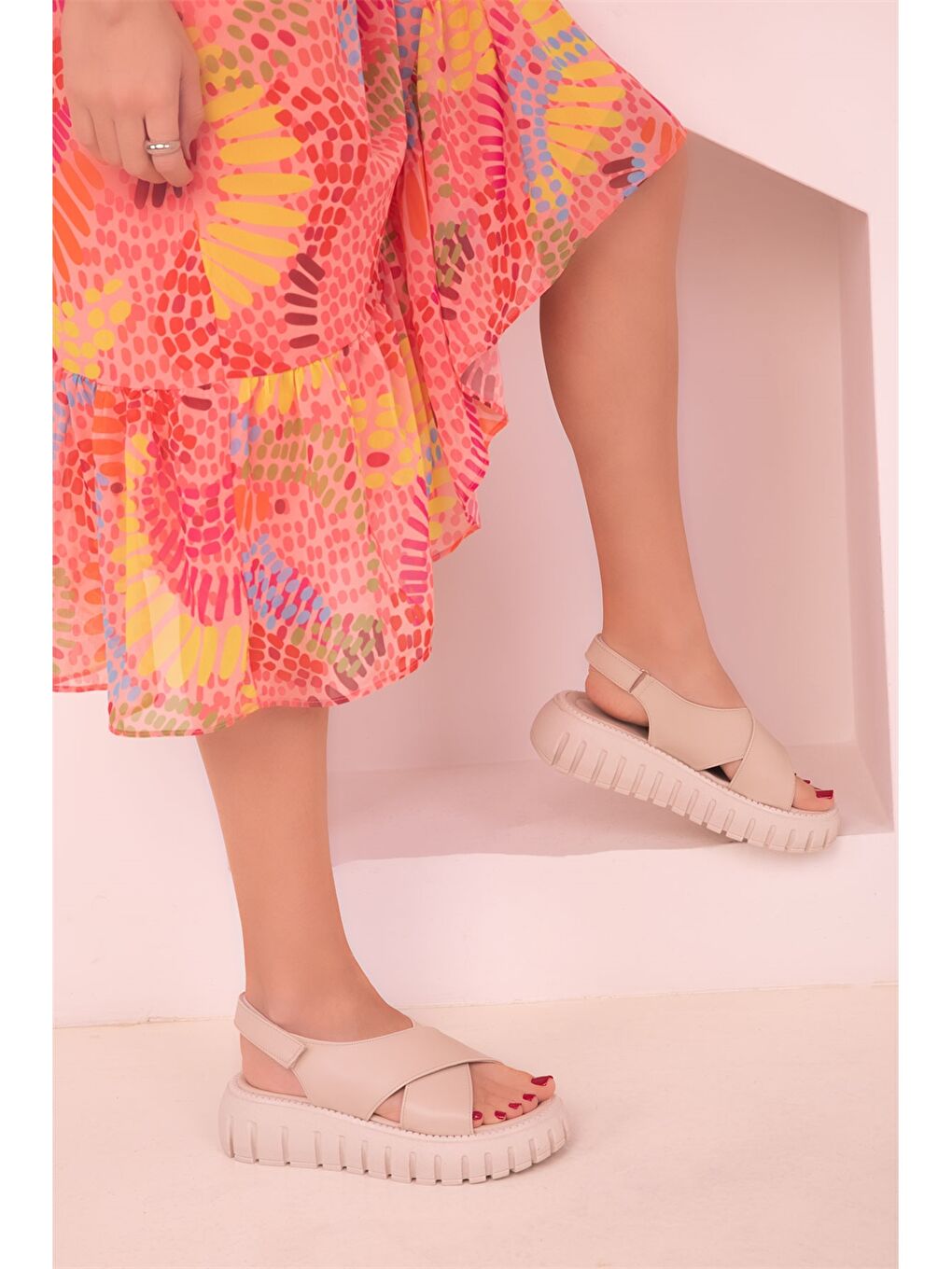 Bej Deri Görünümlü Kalın Taban Kadın Sandalet-2