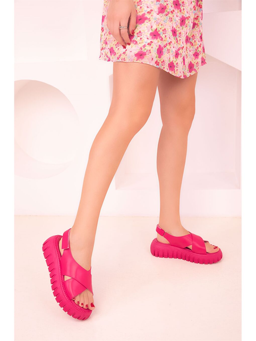 Fuşya Deri Görünümlü Kalın Taban Kadın Sandalet-3
