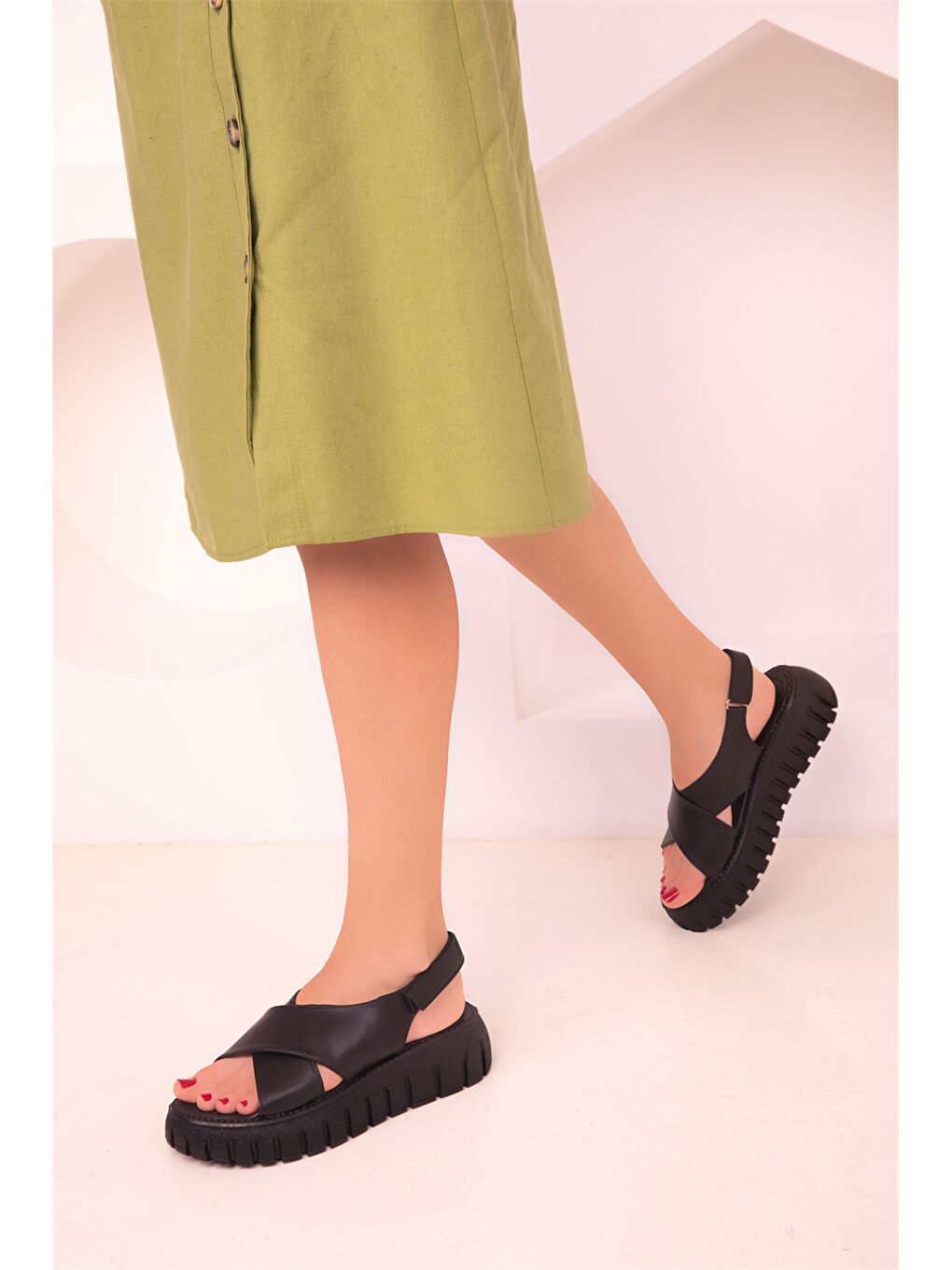 Siyah Deri Görünümlü Kalın Taban Kadın Sandalet-1