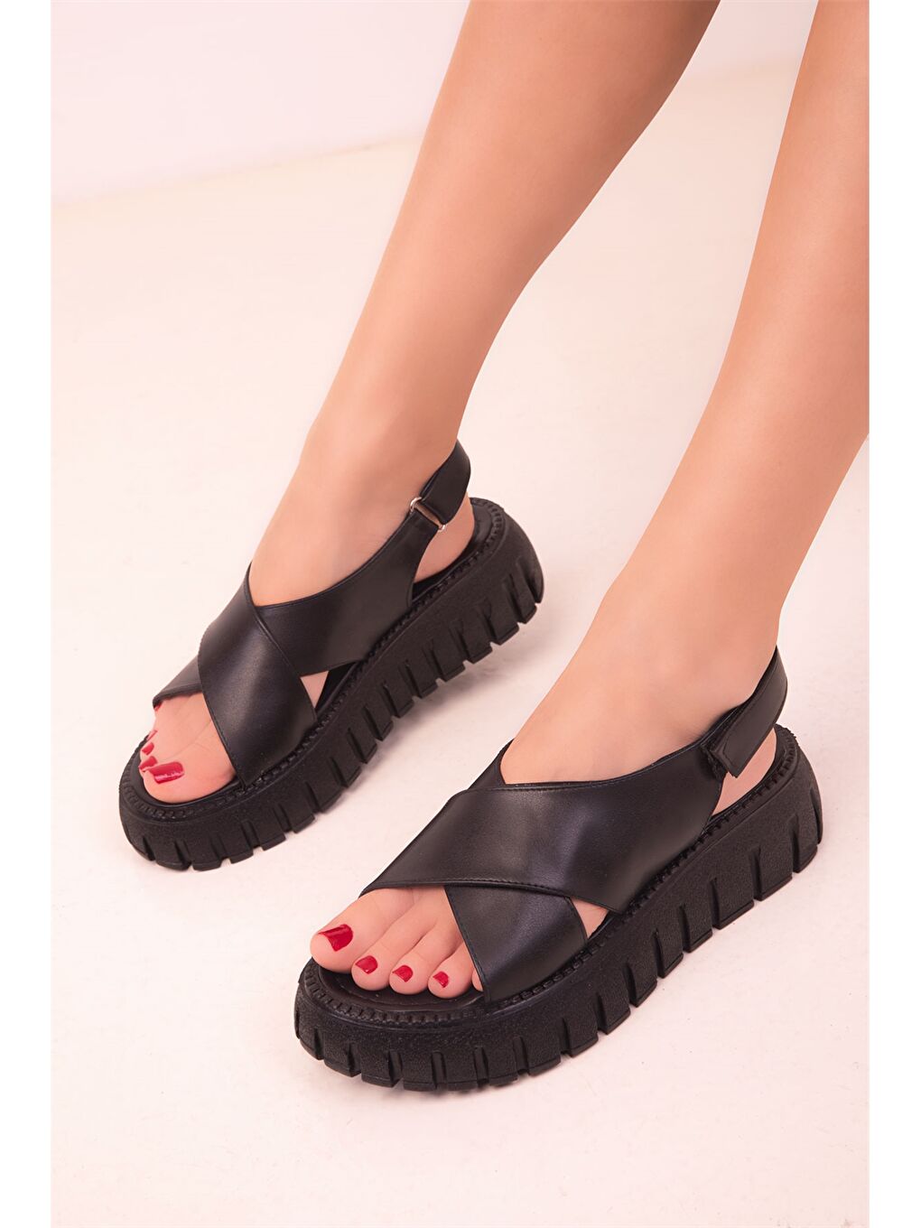 Siyah Deri Görünümlü Kalın Taban Kadın Sandalet-2