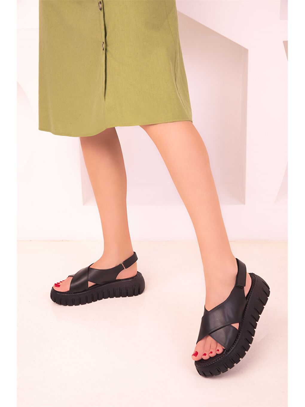 Siyah Deri Görünümlü Kalın Taban Kadın Sandalet-3