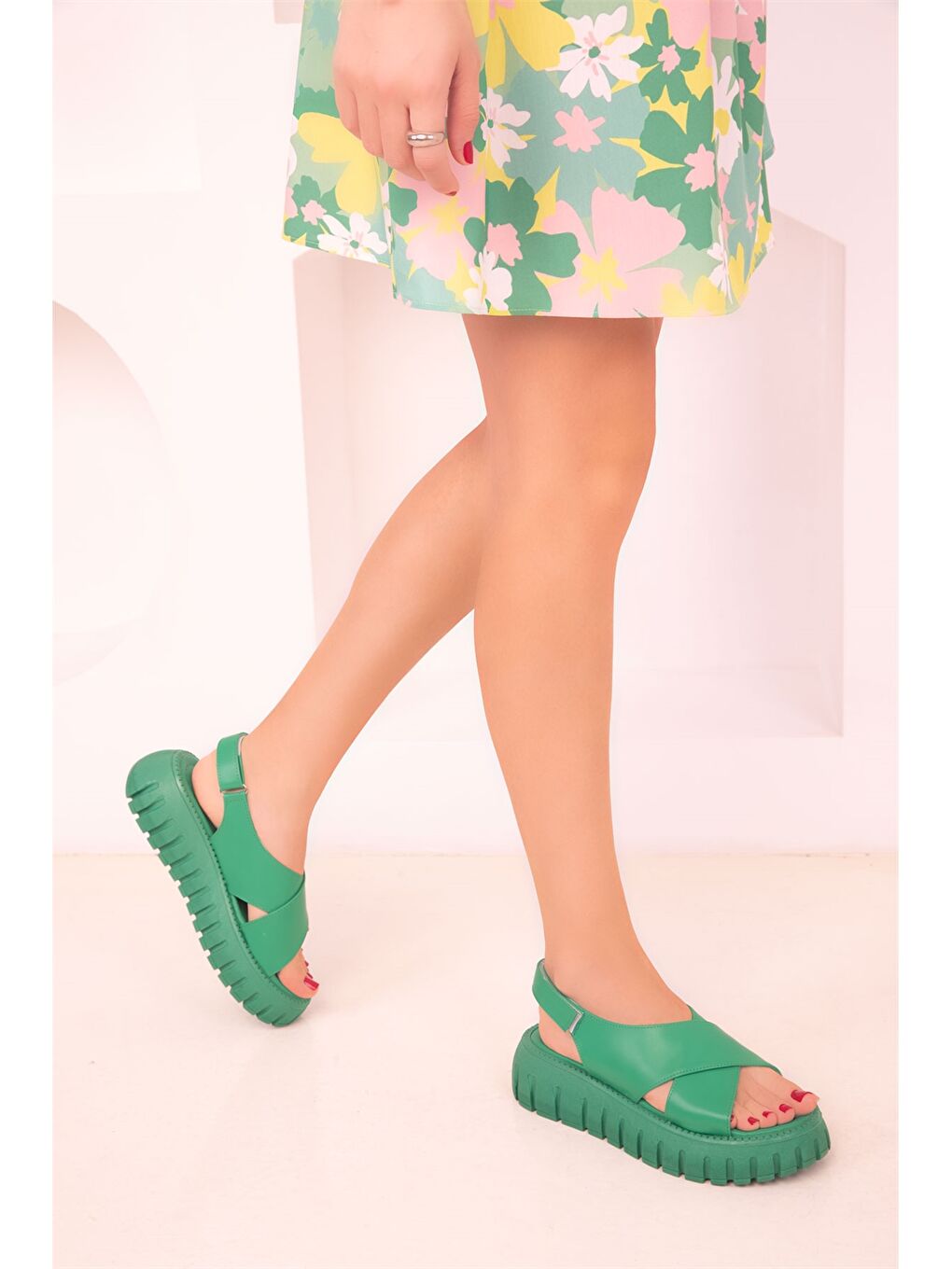 Yeşil Deri Görünümlü Kalın Taban Kadın Sandalet-1