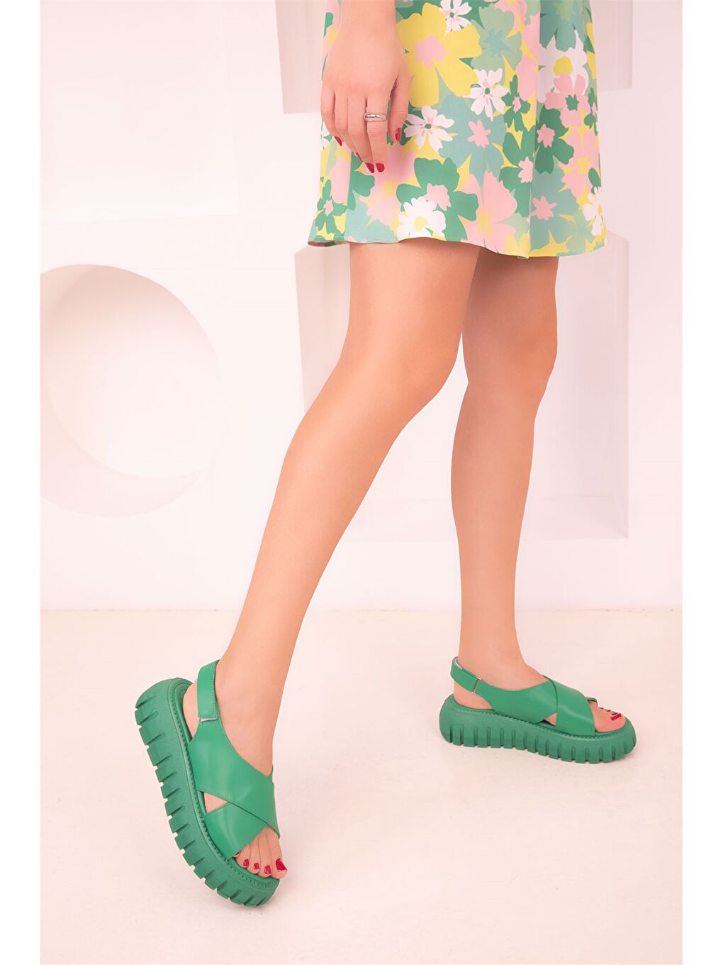 Yeşil Deri Görünümlü Kalın Taban Kadın Sandalet-3