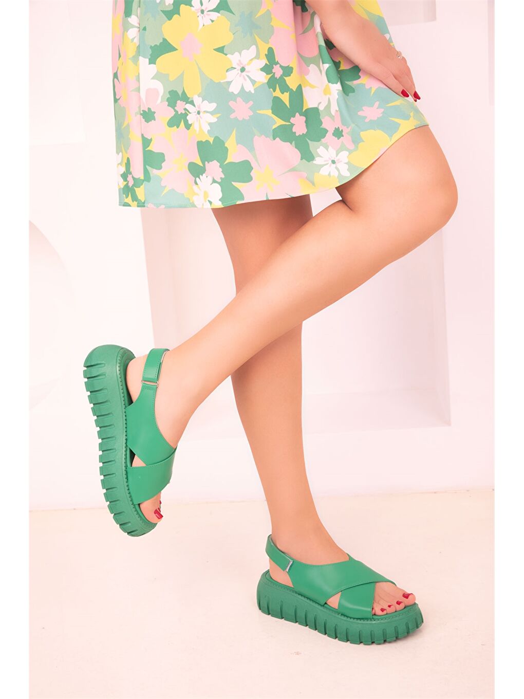 Yeşil Deri Görünümlü Kalın Taban Kadın Sandalet