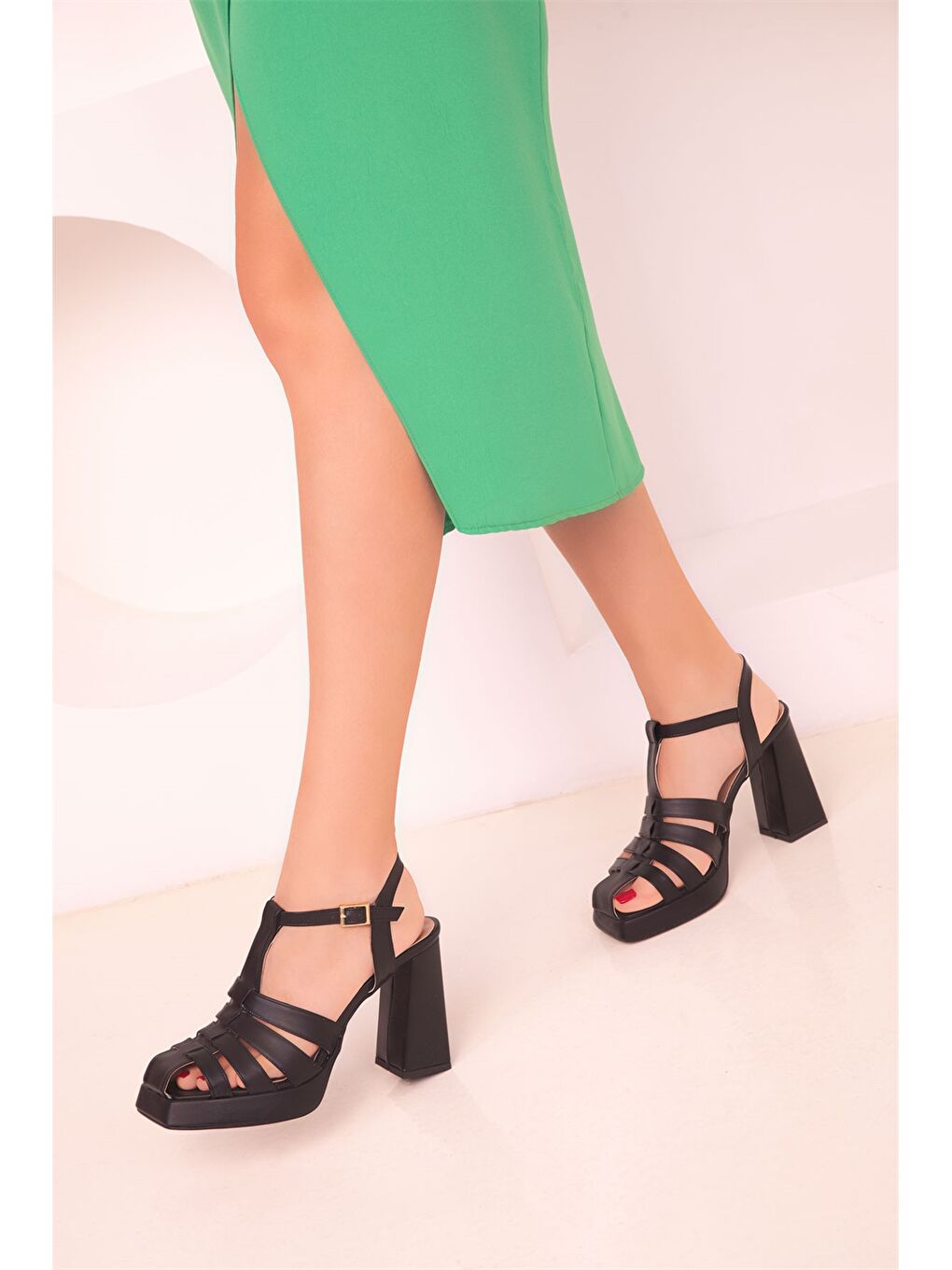 Siyah Deri Görünümlü Kadın Topuklu Ayakkabı-2