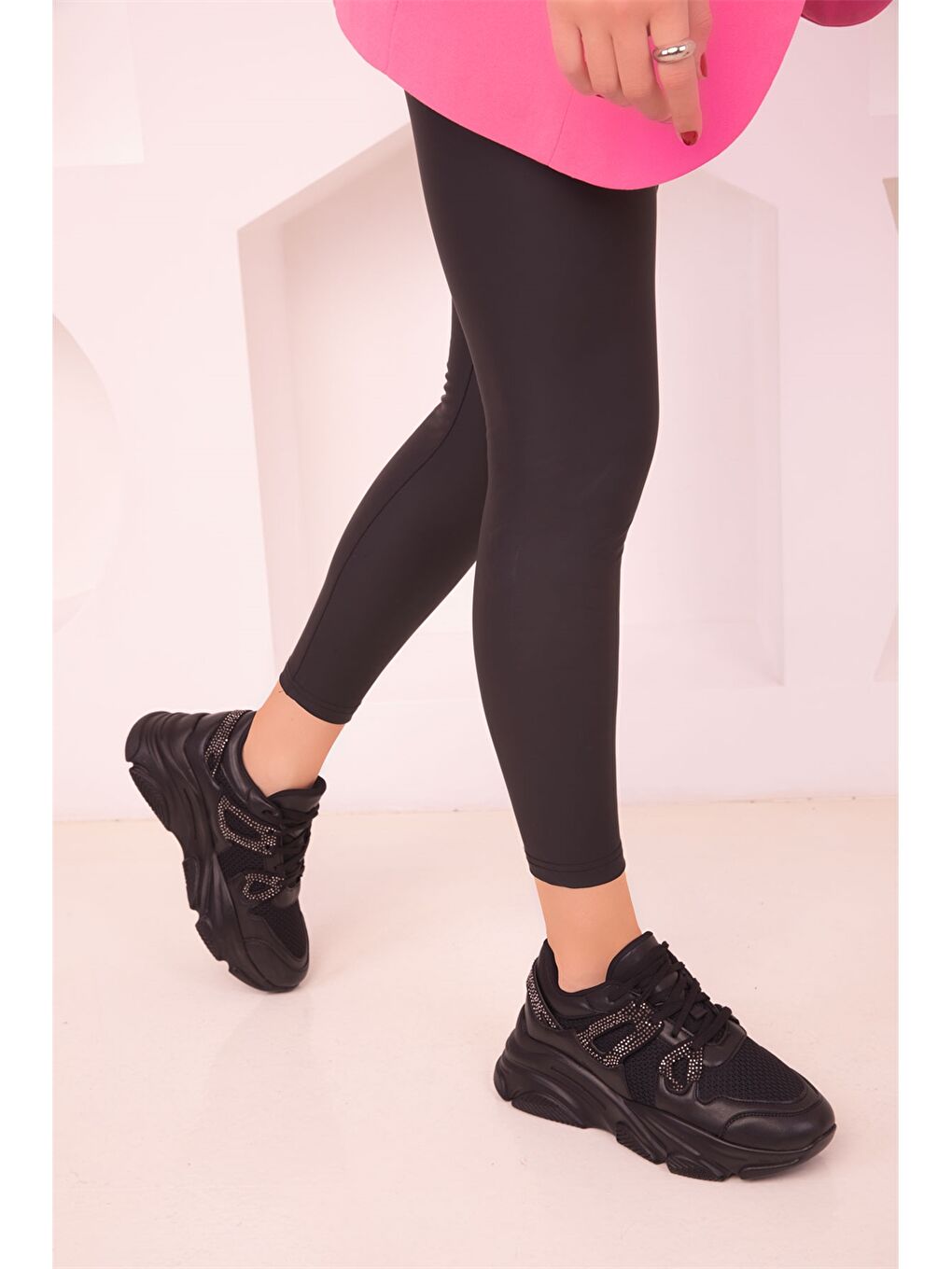 Siyah Bağcıklı Kalın Taban Kadın Aktif Spor Ayakkabı-1