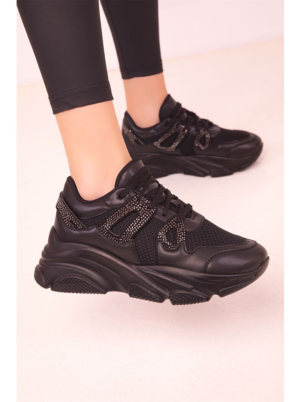 Siyah Bağcıklı Kalın Taban Kadın Aktif Spor Ayakkabı-3