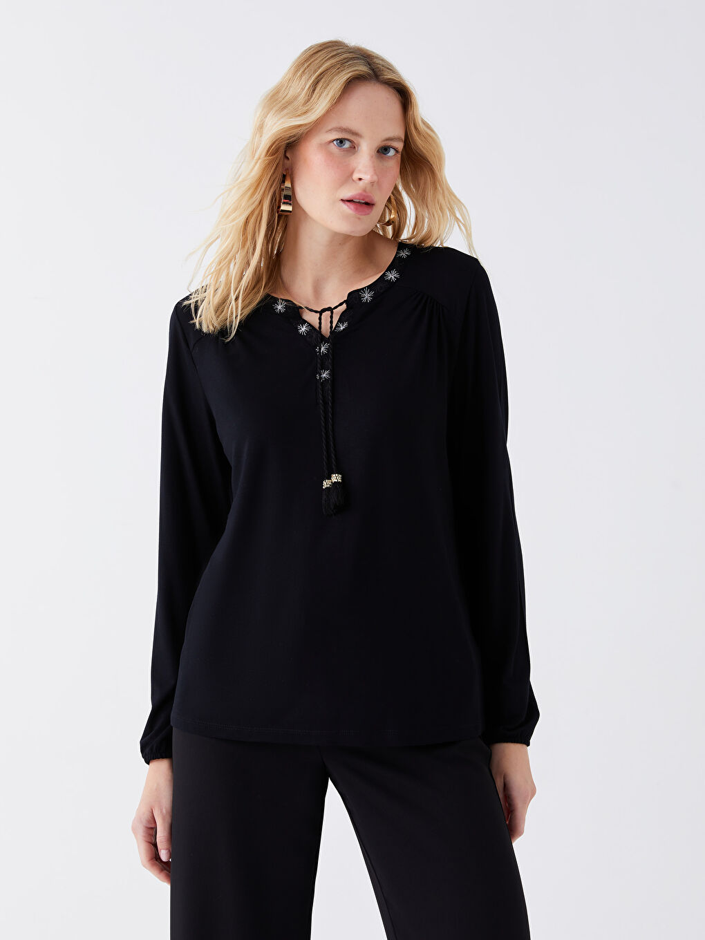 Siyah Bağlamalı Yaka Nakışlı Uzun Kollu Kadın Bluz-1