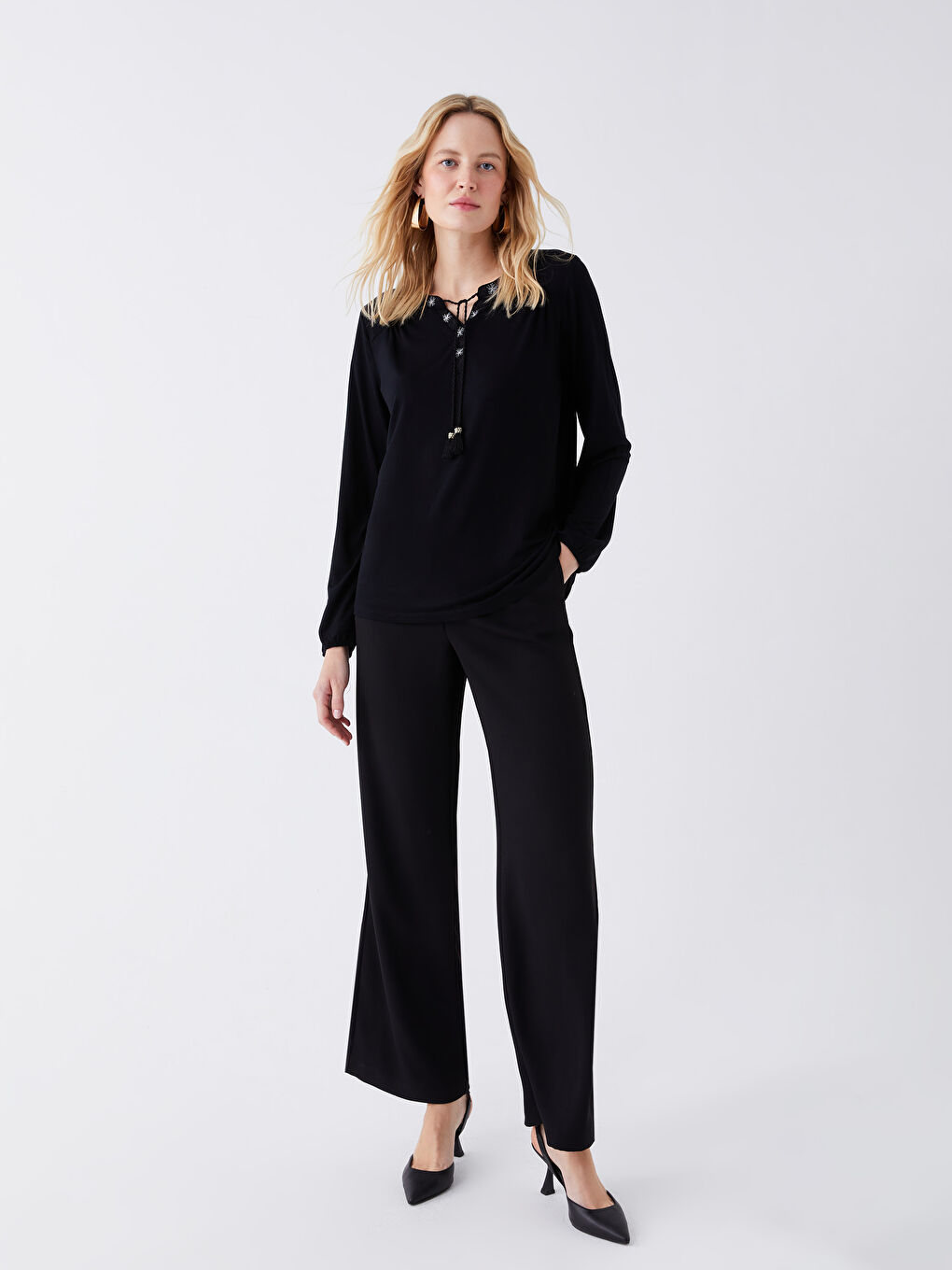 Siyah Bağlamalı Yaka Nakışlı Uzun Kollu Kadın Bluz-2