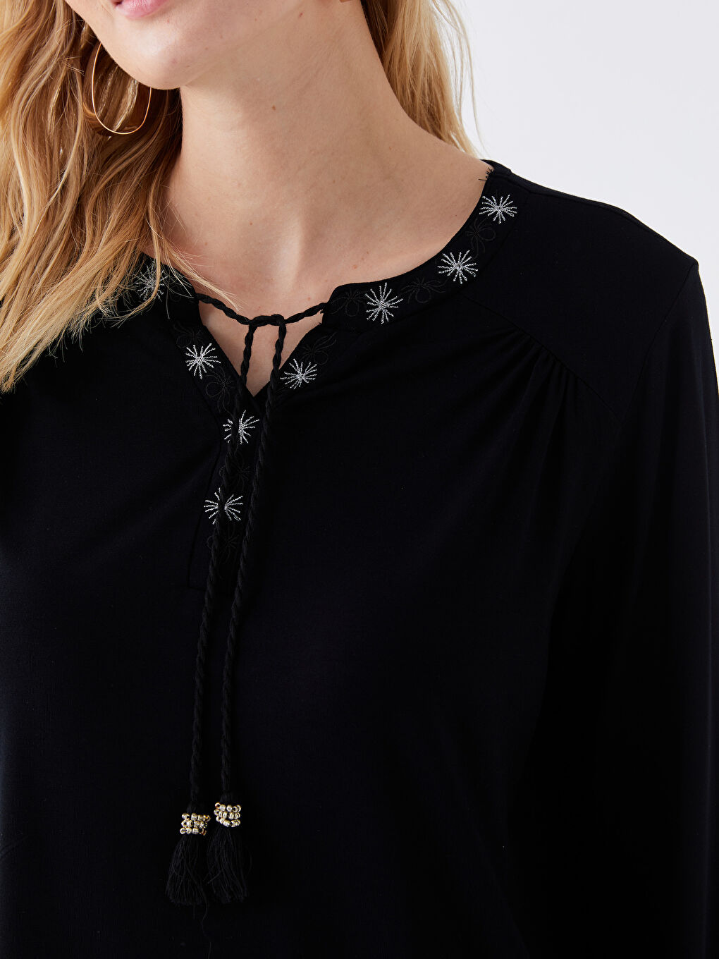 Siyah Bağlamalı Yaka Nakışlı Uzun Kollu Kadın Bluz-3