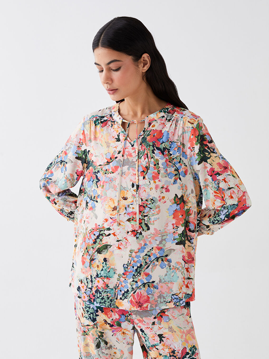 Mercan Bağlamalı Yaka Çiçekli Kadın Bluz