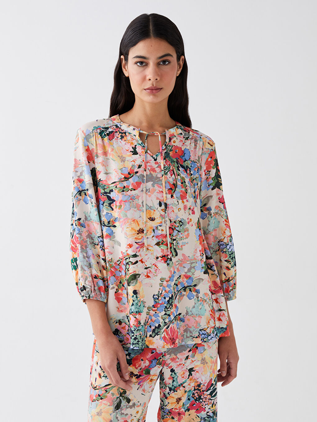 Mercan Bağlamalı Yaka Çiçekli Kadın Bluz-1