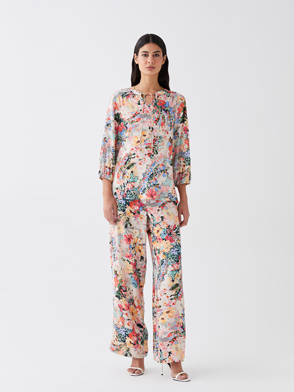 Mercan Bağlamalı Yaka Çiçekli Kadın Bluz-2