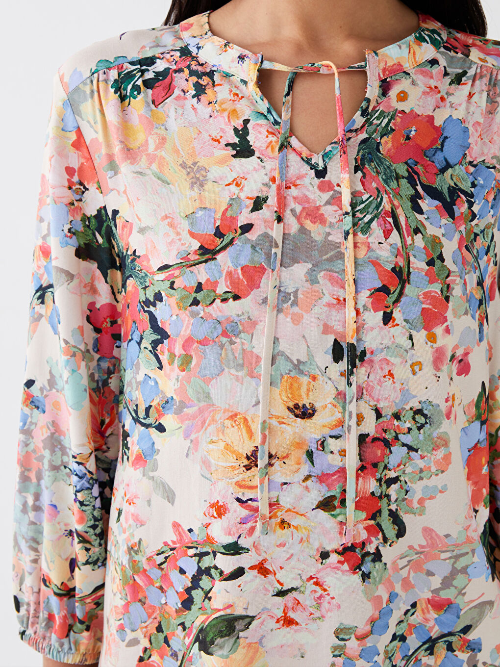 Mercan Bağlamalı Yaka Çiçekli Kadın Bluz-3