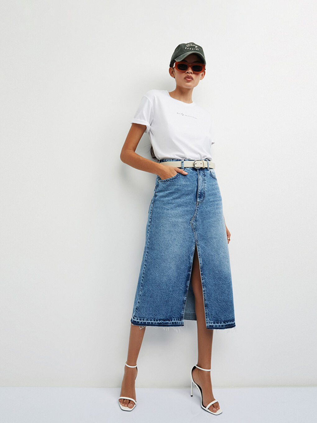 تنورة جينز وسط عالي بقصة رفيعة للنساء