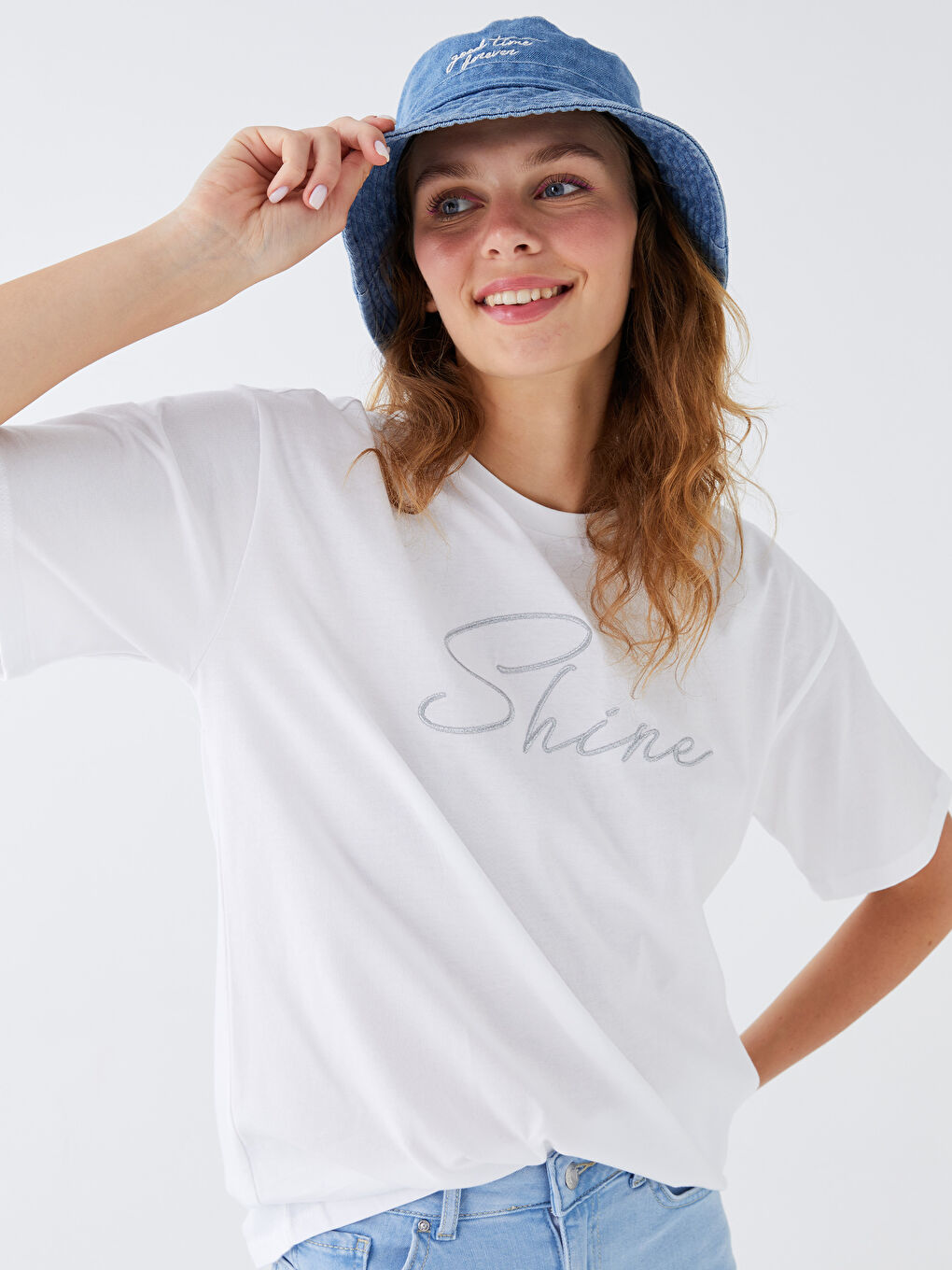 Beyaz Bisiklet Yaka Nakışlı Kısa Kollu Kadın Tişört