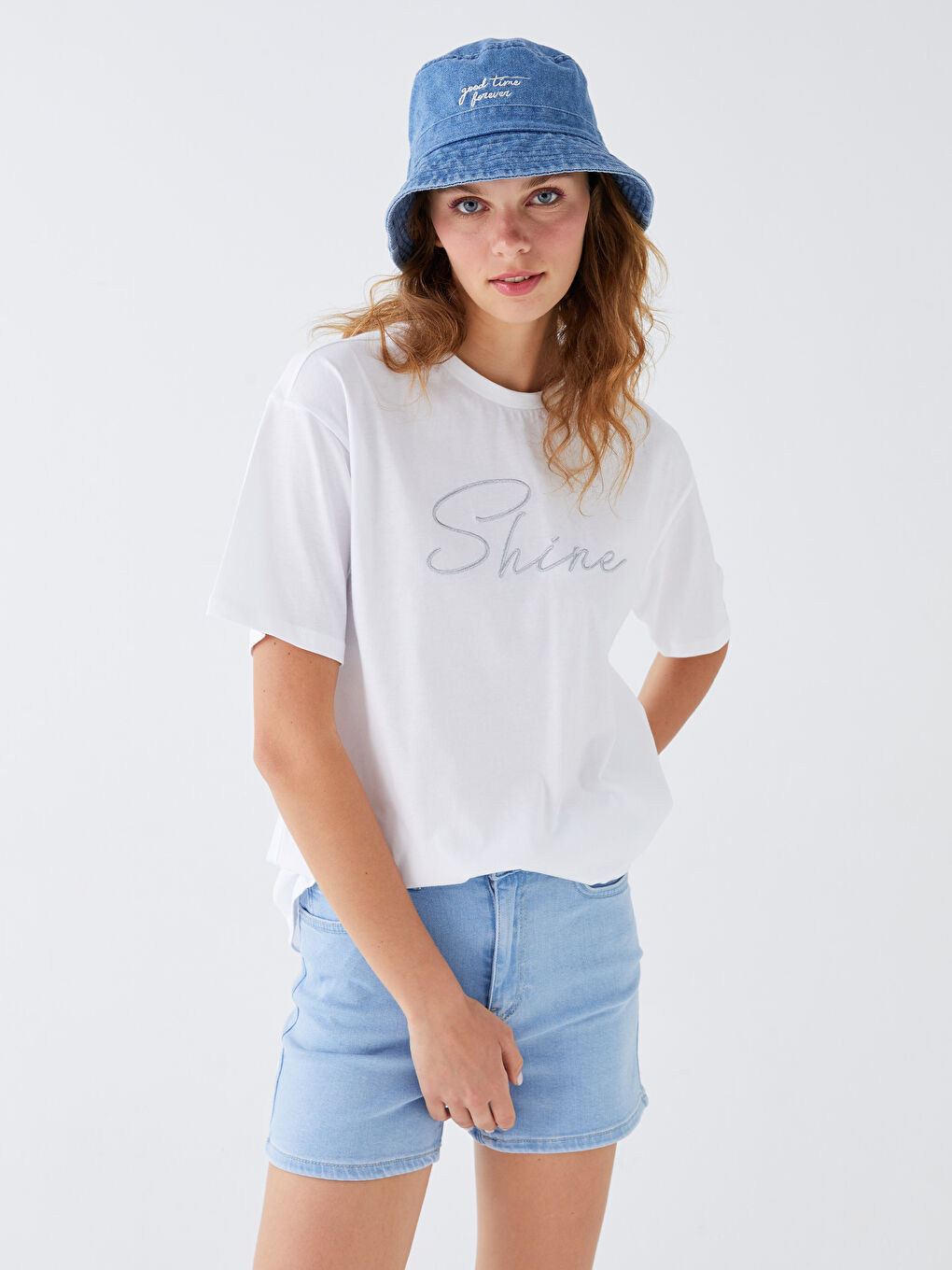 Beyaz Bisiklet Yaka Nakışlı Kısa Kollu Kadın Tişört-1