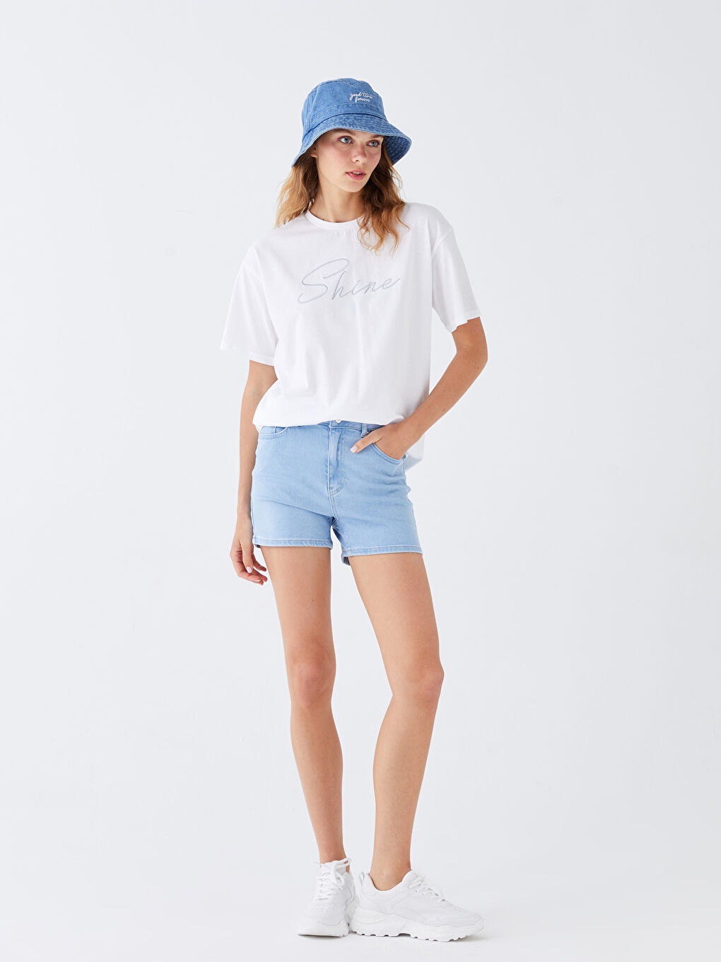 Beyaz Bisiklet Yaka Nakışlı Kısa Kollu Kadın Tişört-2