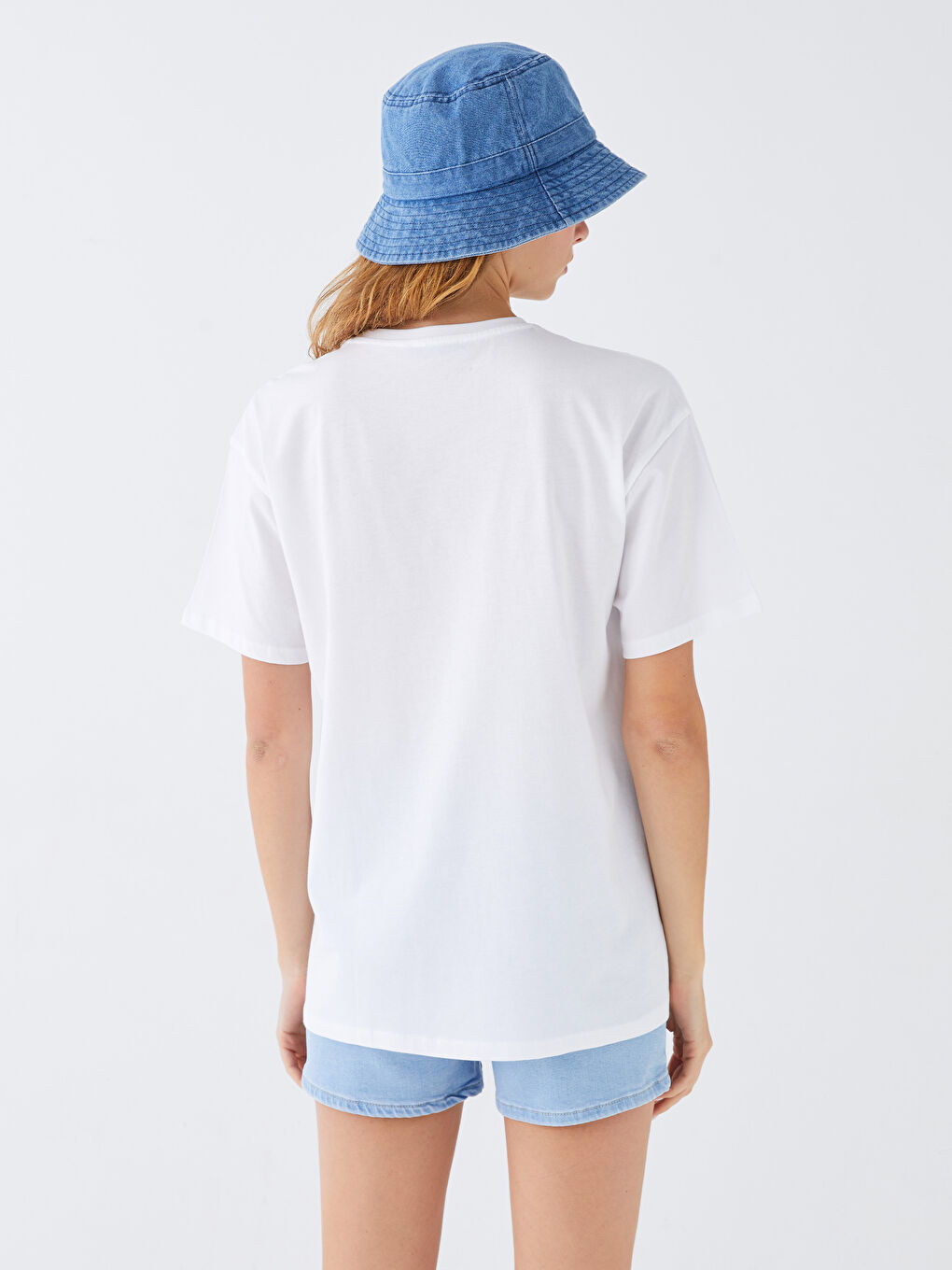 Beyaz Bisiklet Yaka Nakışlı Kısa Kollu Kadın Tişört-3